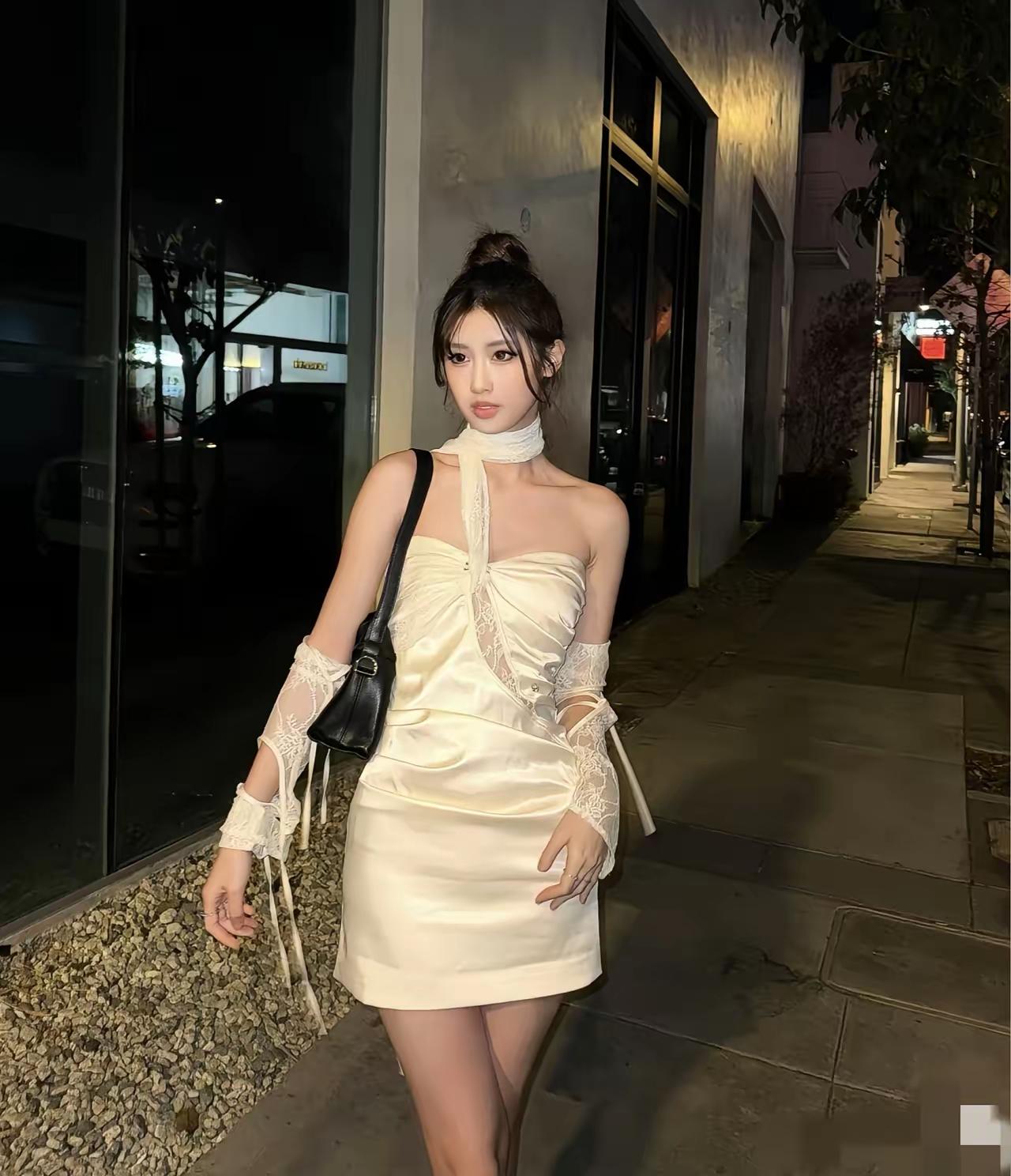 冯小刚女儿在美国庆生，尽显名媛风范。她自幼被领养至优渥家庭，养父母待她视如己出，