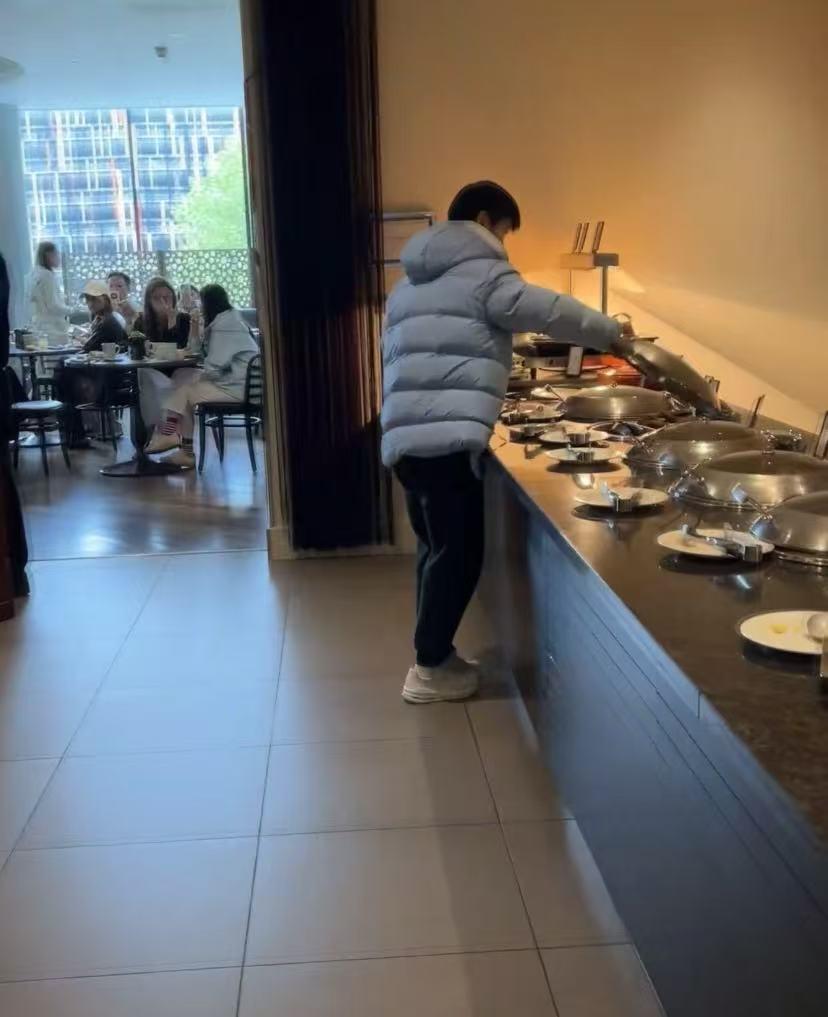 孙颖莎在伦敦吃早餐被偶遇！伦敦很冷，莎莎把她的羽绒服都穿上了，偶遇她之前看到陈