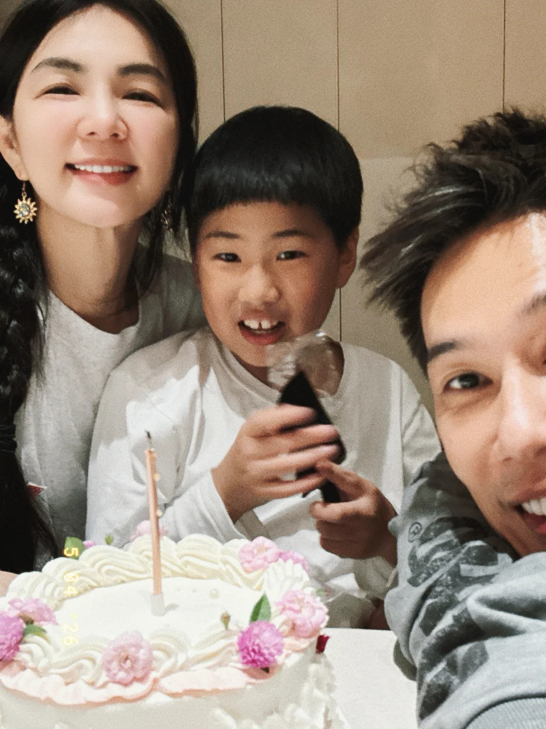 Ella陈嘉桦庆祝结婚14周年，幸福的一家人，劲宝像妈妈又像爸爸。