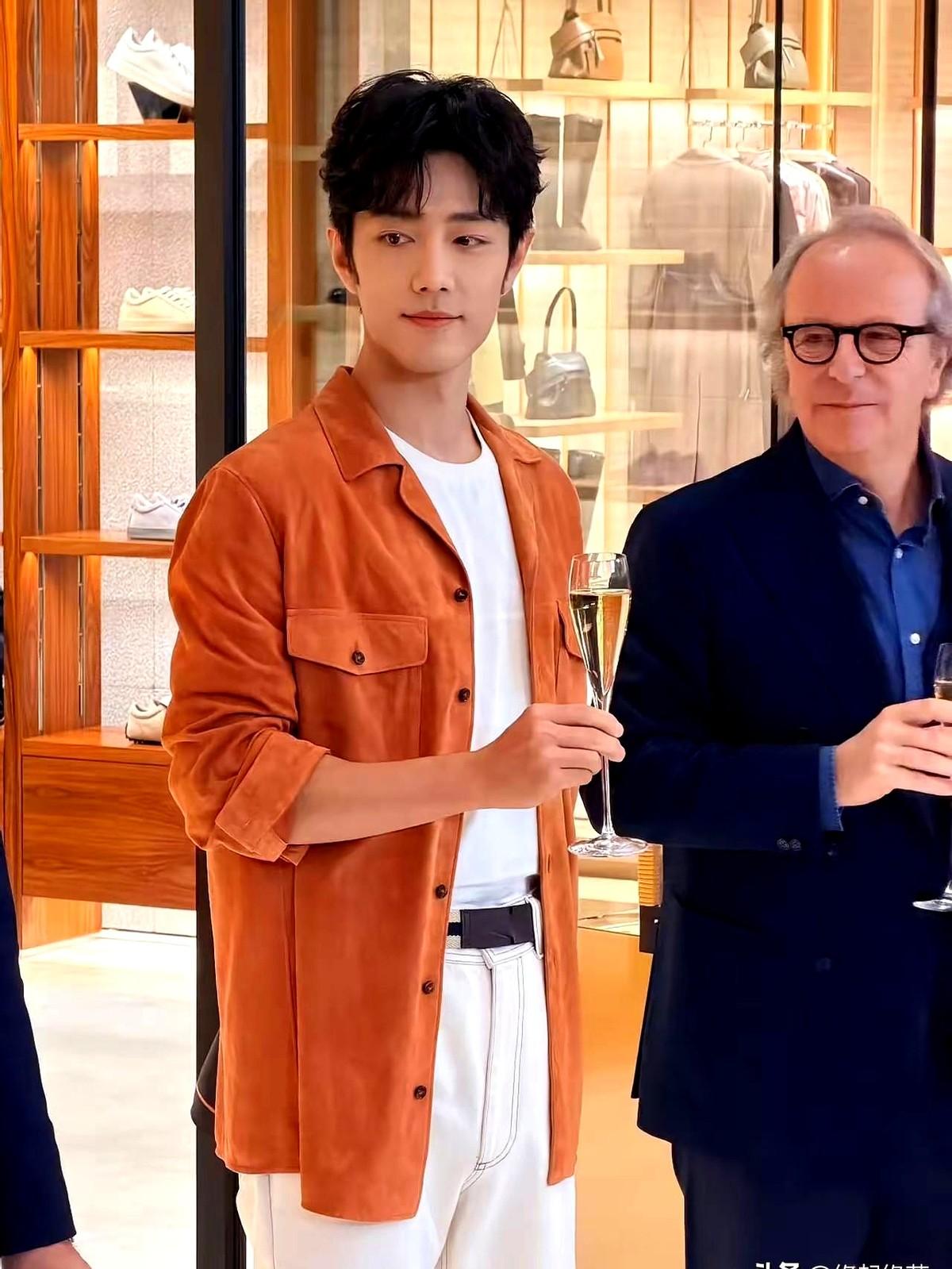 我朋友在澳门偶遇肖战，回来直接疯狂吐槽——这哥本人比镜头里还绝！1米83的身