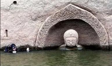 这尊原本没入水下的佛像于2017年重见天日，当时一项工程导致水位下降。它雕刻在河