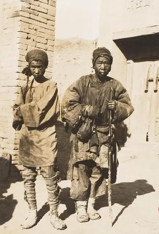 1937年，两个瘦得皮包骨头的人来到司令部，张口就要见刘伯承，没想到，刘伯承刚出