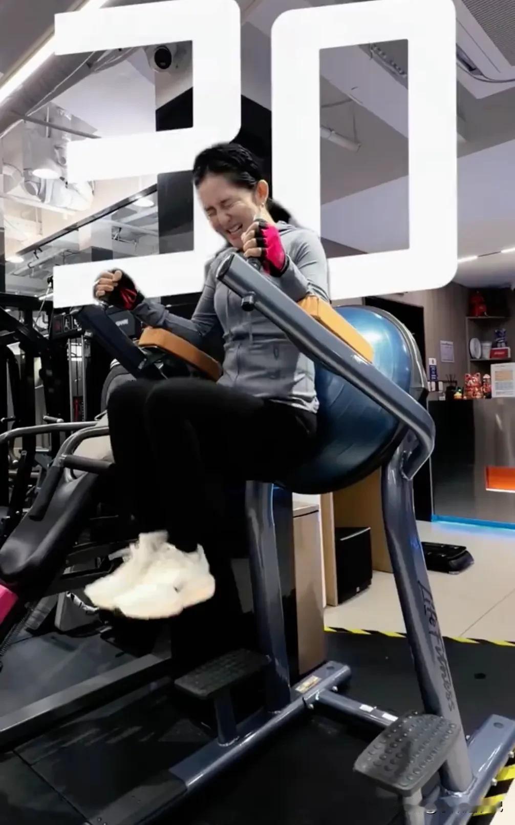 1月8日，谢娜因回应网友质疑自己“怎么还没有瘦下来”登上热搜。随后，谢