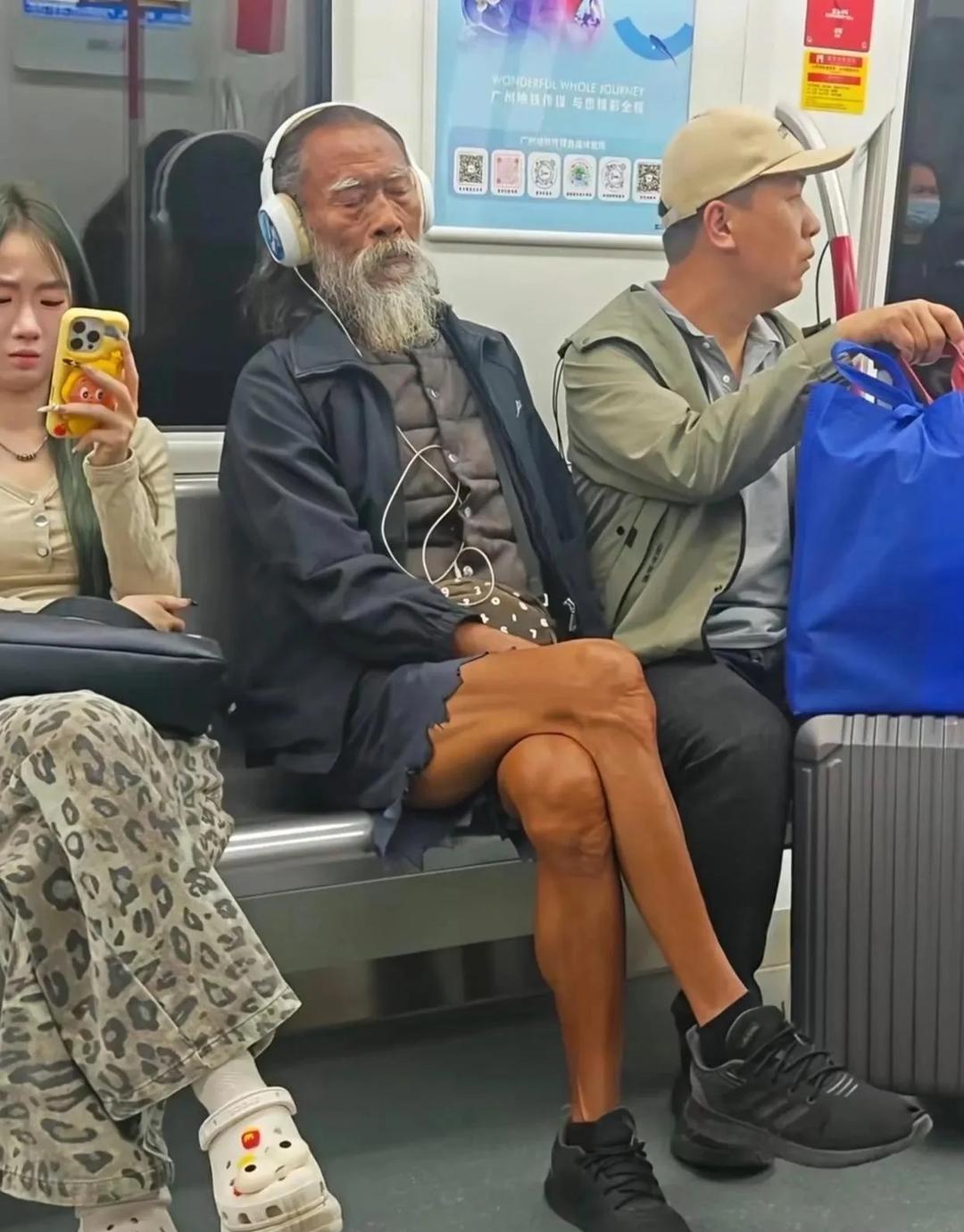 果然大爷还是大爷啊，你看一旁小姐姐的崇拜样！