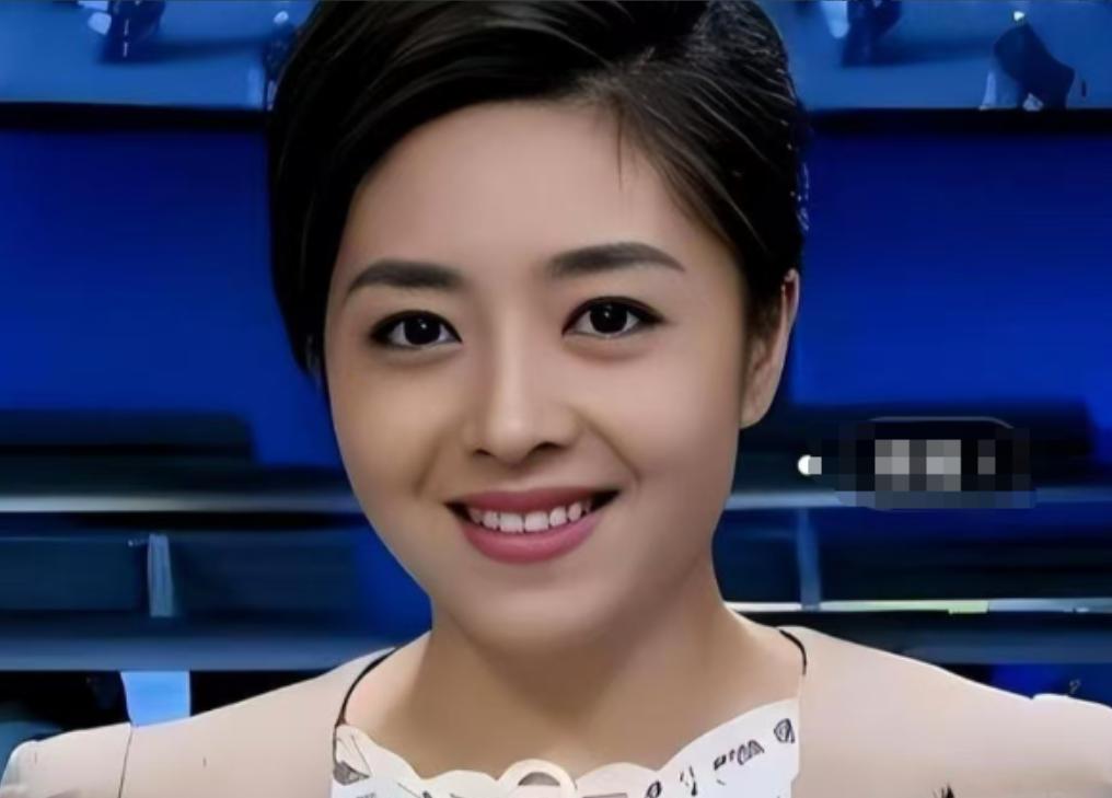 2015年，四川电视台女主播佟瑶，吃完饭回宾馆途中，实在尿急，就停下车钻进路旁灌