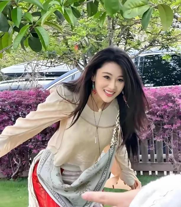 张馨予好美啊！好景配美人，一道靓丽的风景线，张馨予长的漂亮！圆圆的脸蛋，皮肤白嫩