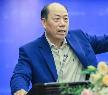 恒大倒下那年，所有人都以为碧桂园是下一个。杨国强没废话，一个字：卖。全国县城楼盘