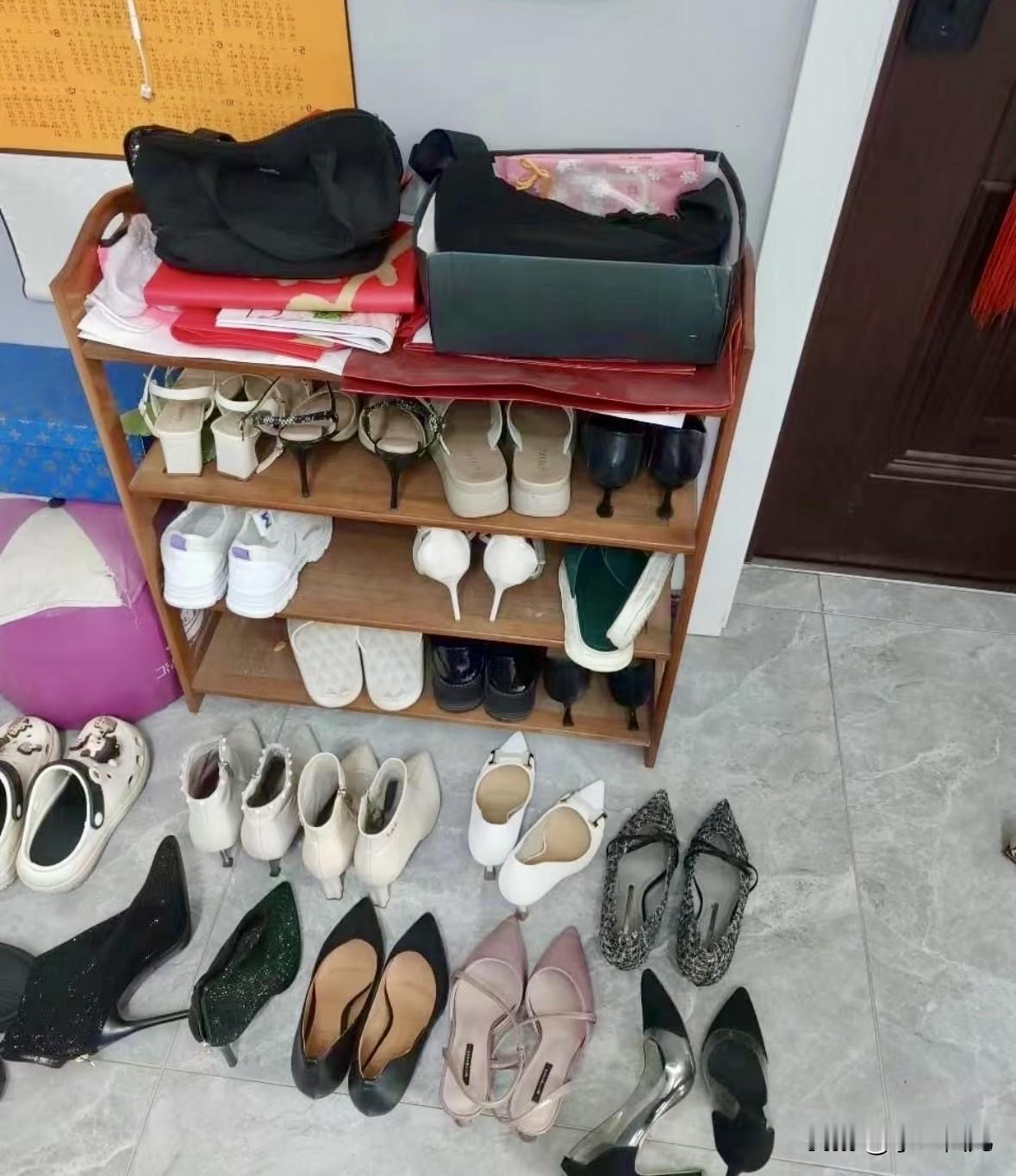 刚才拖地拖到鞋柜这边，看着鞋柜下面有很多积灰，于是就把鞋全都移出来准备拖地。全部