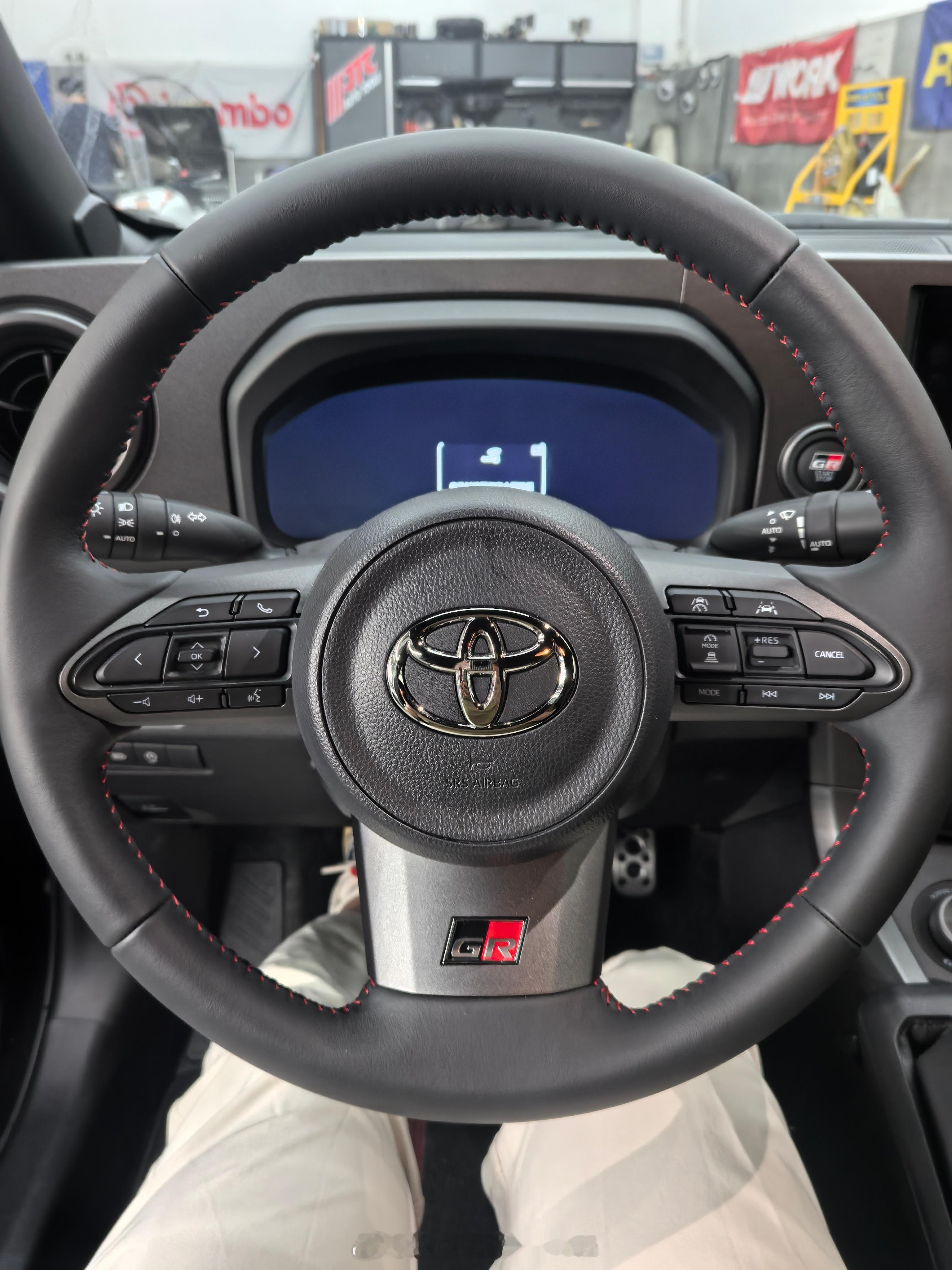 车要过两日再开～这个再说丰田gr雅力士但后排确实不太能坐成年人（顶头），坐了也