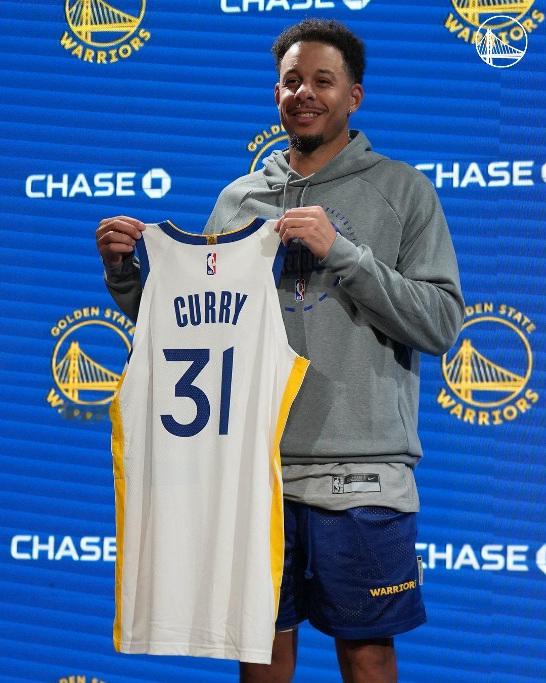 Shams：小库里预计将在当地时间周一和勇士重新签约，合同直到赛季结束。NBA