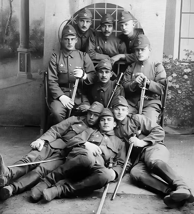 日本侵华时期（1931-1945年），关东军中大约有4000名白俄士兵，帮助日本