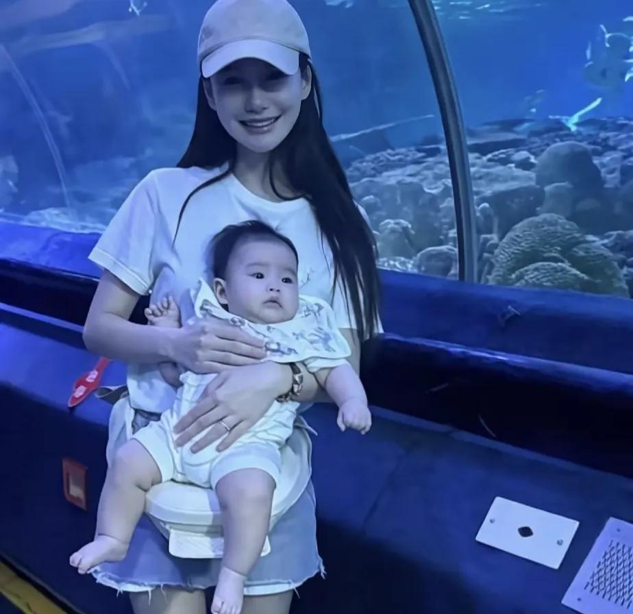 马筱梅真是个狠人，刚刚生完孩子，就一个人带娃去水族馆刚刷到马筱梅晒的照片，真是