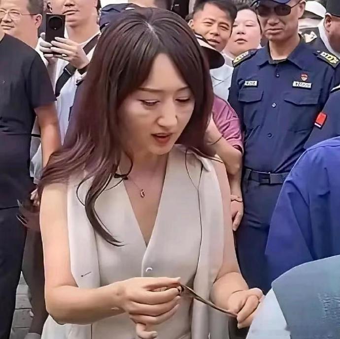 细看杨钰莹的面部与手部状态，岁月的痕迹终究藏不住，确实不再年轻了