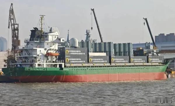 美国海岸警卫队在扣押了两艘东方大国油轮后，发现其中一艘油轮装有导弹，便立刻改口不