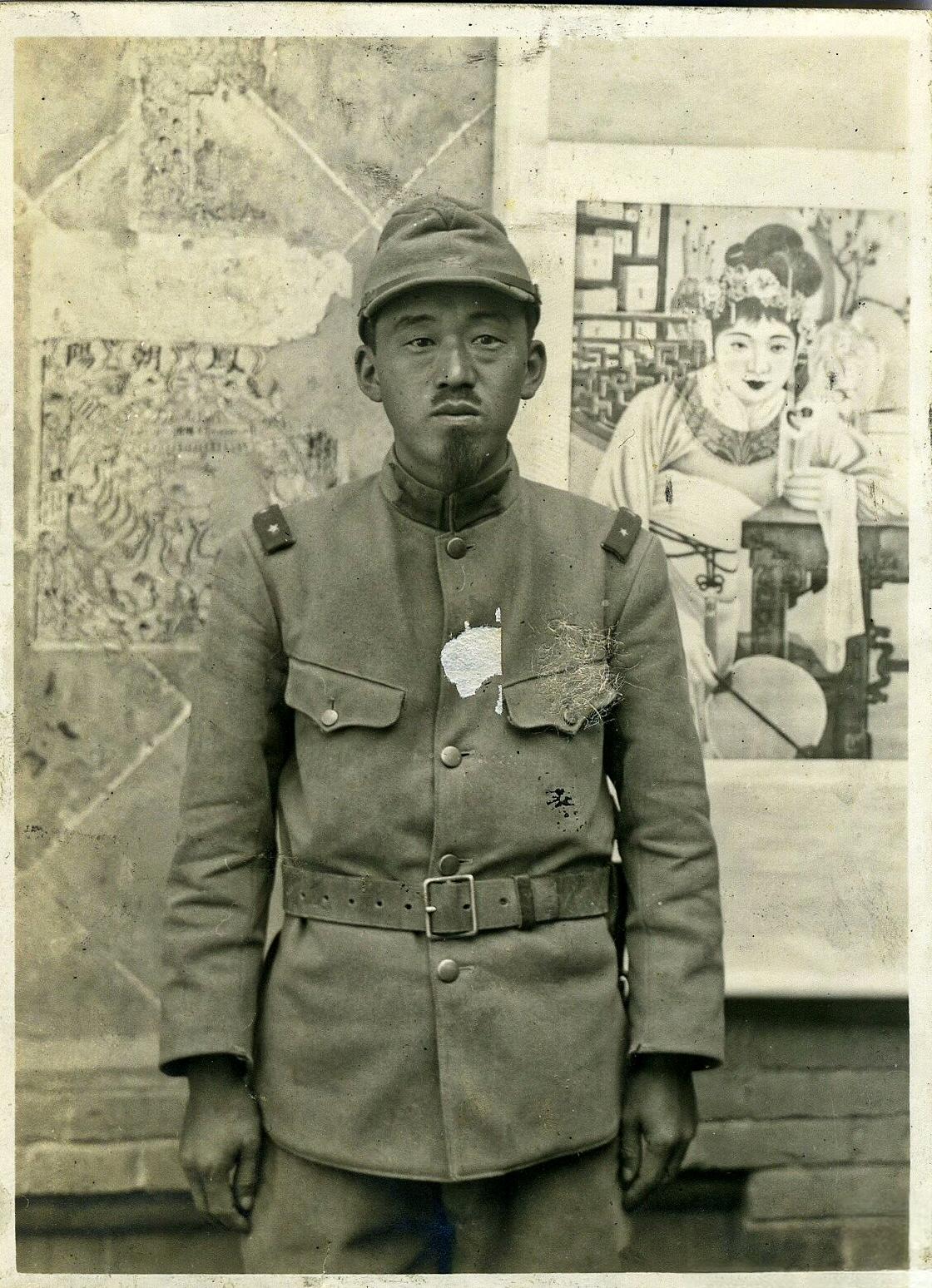 1937年，摄影师拍到的一位长相奇特的日军士兵。如左图所示，日军士兵在山西临汾摄