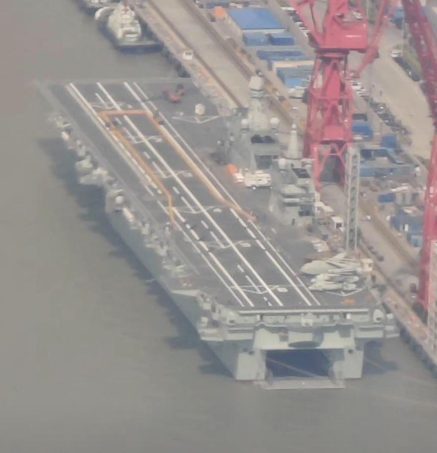 随着国产076型两栖攻击舰首舰“四川舰”完成甲板划线工作，关于该舰在搭载舰载无人
