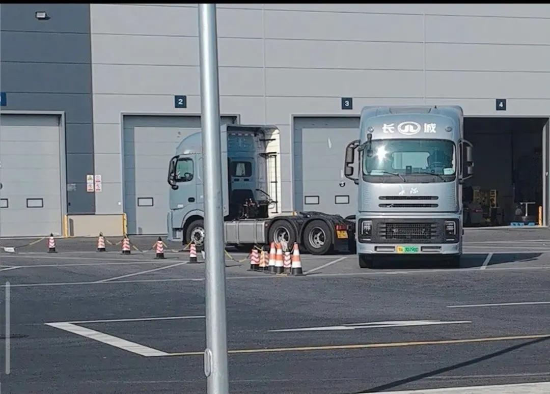 以前都是长城买进口车研究，比如为了对标阿尔法造mpv，就买了5台研究，结果高山一