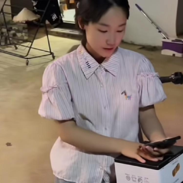 大家都说五婶变了，变得有人情味了，事实上不是五婶变了。五婶本来就很好。小松说，他