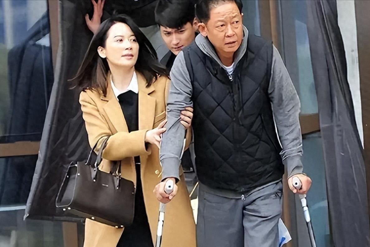 60岁王志文拄拐杖艰难前行，小他8岁的老婆陈坚红却踩着高跟鞋健步如飞！路人