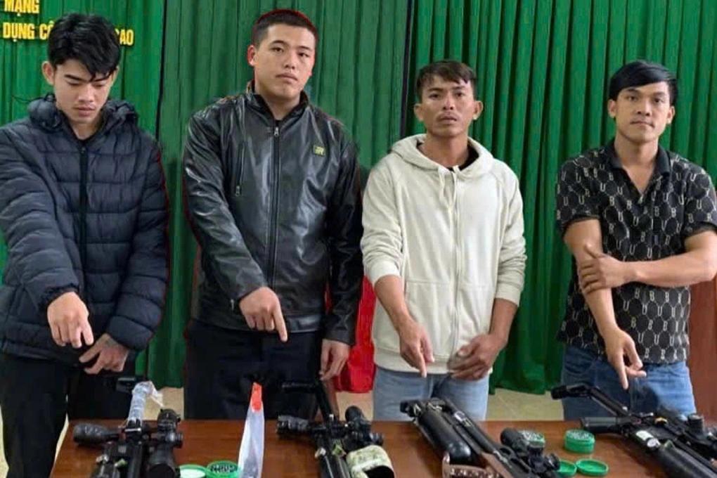 越南顺化市警方发现并摧毁了位于橡胶林中间的一家非法武器制造“工厂”，该工厂经过精
