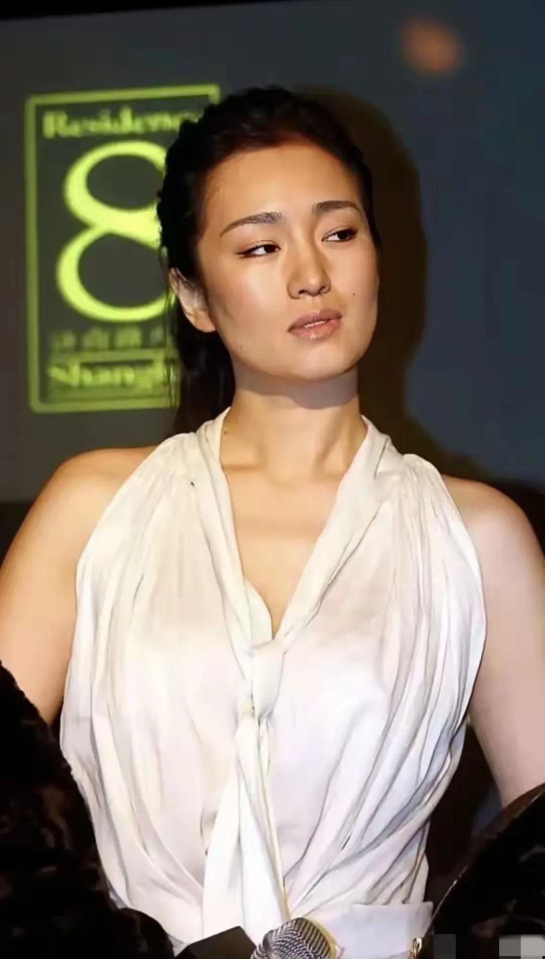 巩俐出席各种活动，都是优雅气质尽显女神风范。有人可能说人家长的漂亮，其实一个女人