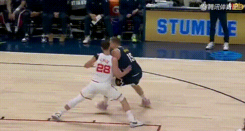 超轻松——无解约老师打急了申京！末节约老师高难中投、申京不中（图2-3）；之后