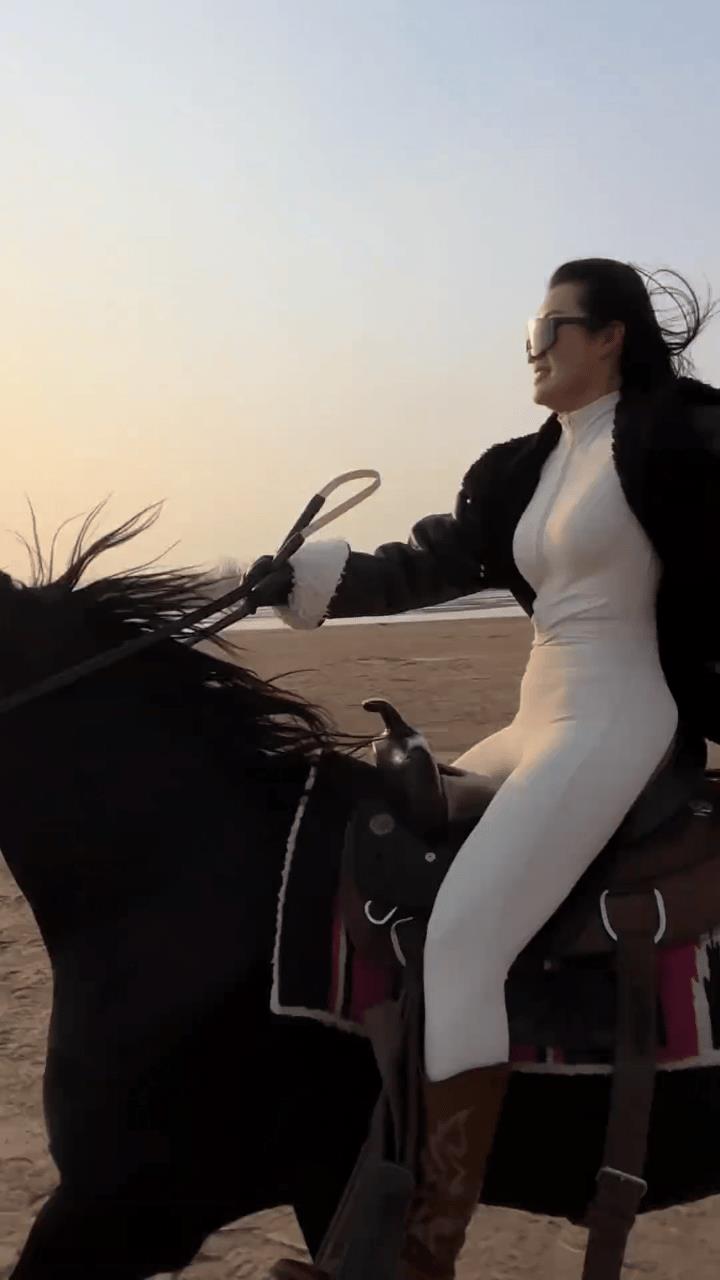 马跑的非常兴奋，女的功夫太好了，波涛汹涌。