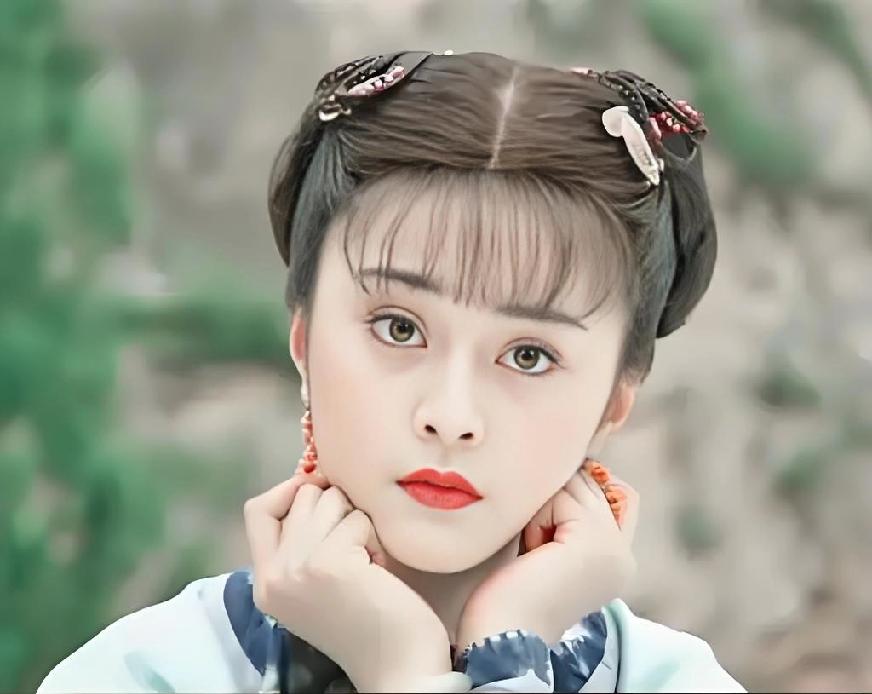 她这鼻子好像经过后天加工来着……[思考]当初面若银盆，现在也成了锥子脸……