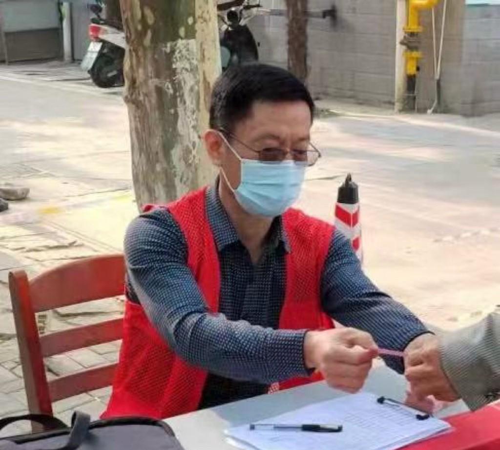 退休之后，在家闲得发慌，老想着出去谋个事情做。可儿子和儿媳极力反对。他们说：“