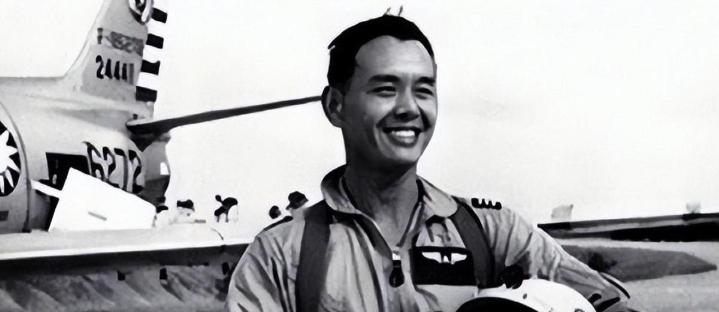 一架本该停在机库的蒋纬国专机，1956年突然在福建稻田里冒了出来，解放军战士围上
