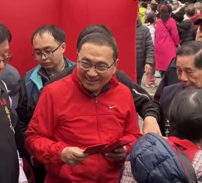 侯友宜变聪明了，会说话了，在赵少康的提醒下，放弃了对郑丽文的成见，非常难得。