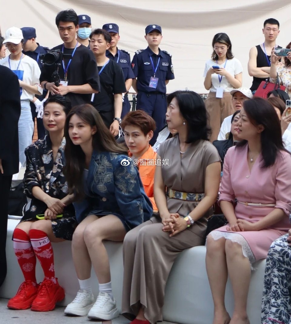 之前一直觉得沈梦辰长得很普通，直到看到这组照片才发现，杜海涛果然没选错老婆。