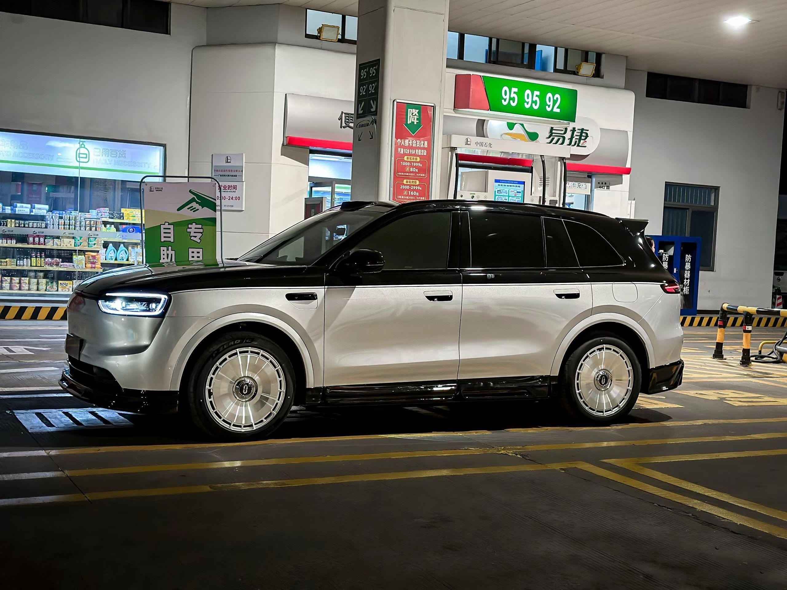 兄弟们，朋友圈看到的太帅了～看的我都想改了，看的出是问界什么车型吗？