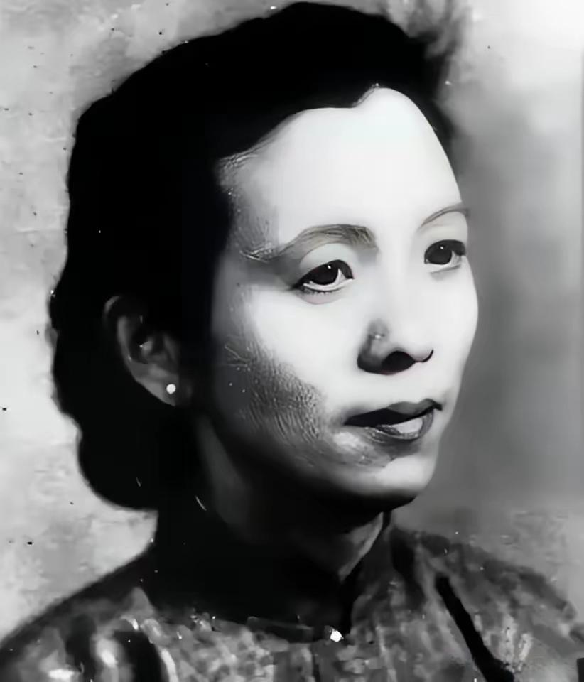 南京解放后，一个阔太太乘坐吉普车来到35军军部，对门口的守卫说：“我是陈修良，请