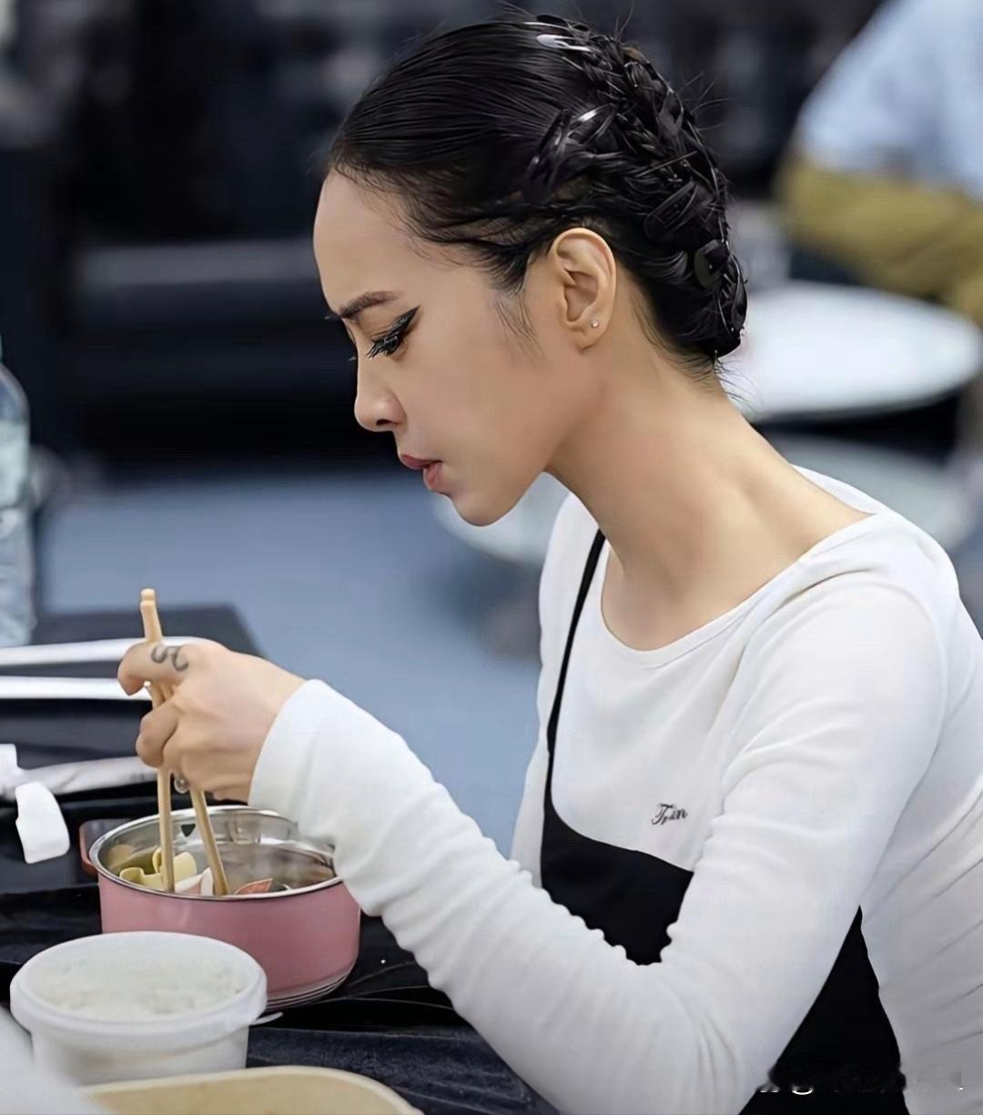 46岁的蔡依林状态也太绝了，岁月仿佛格外优待，依旧美得耀眼。