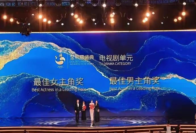 今晚估计其他女明星们都气的牙痒痒了！唐嫣凭借电视剧《繁花》，获得第二届金熊猫奖