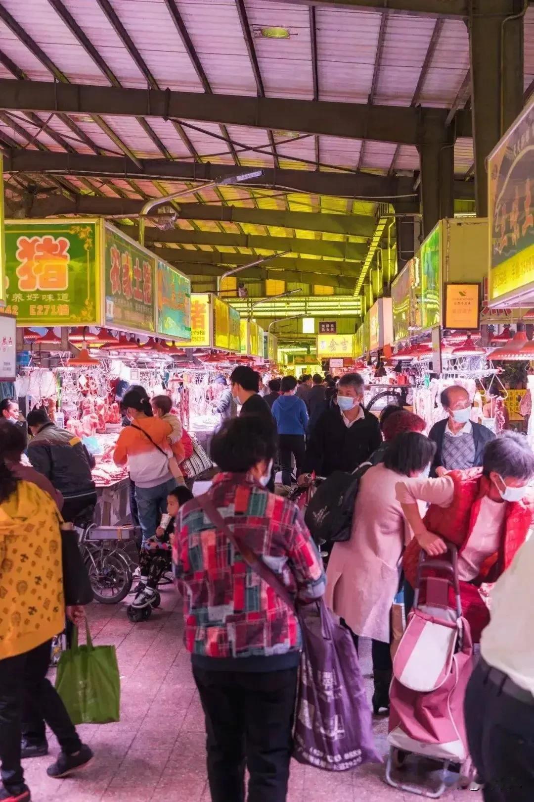 我们小区后门有个菜市场，那儿有个卖菜的小伙子，姓周，大家都叫他小周。他摊子上就一