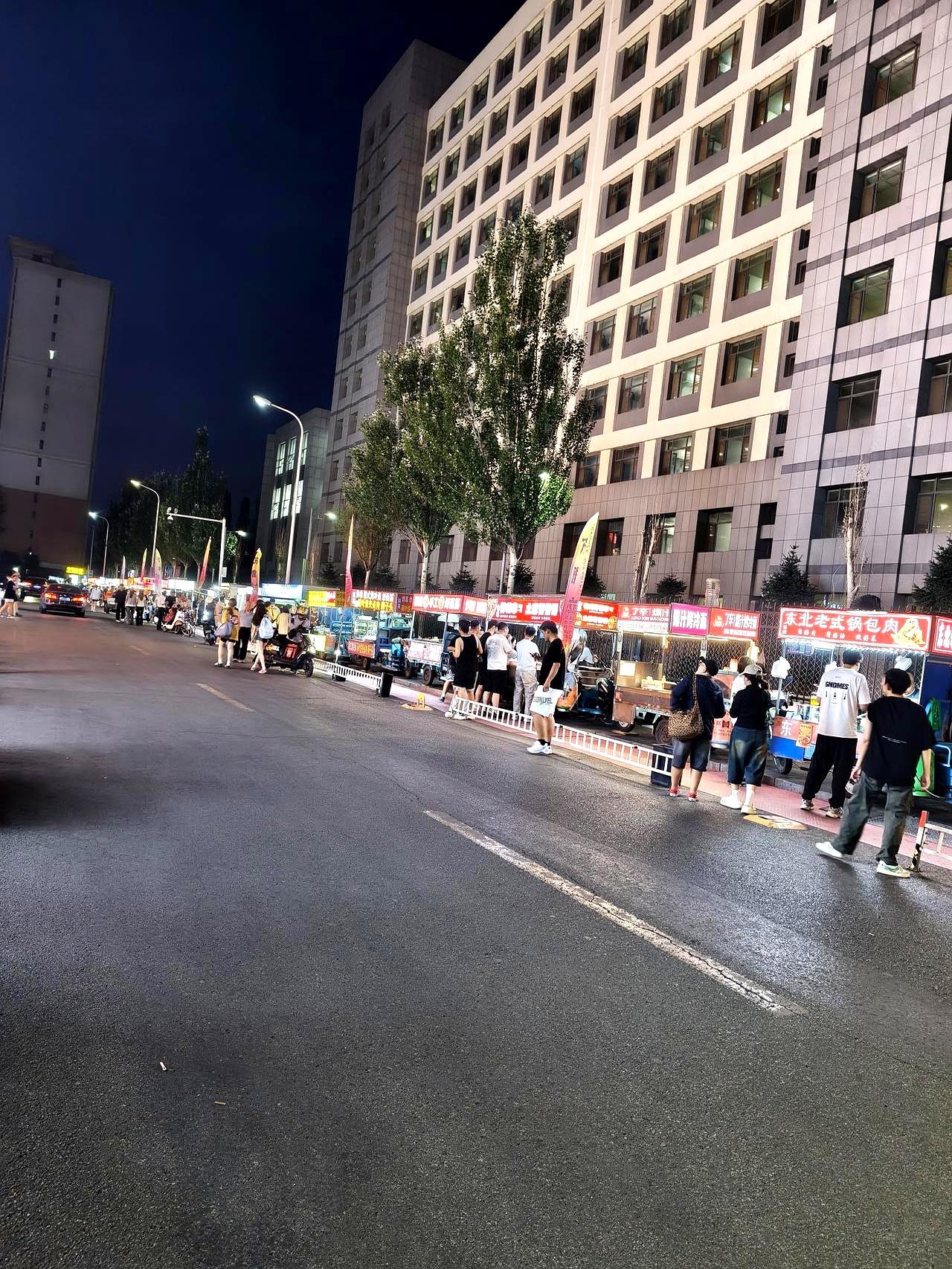 电梯门刚开，楼道里先炸出一串粗口；母亲的哭腔顶在后面，门牌都跟着抖。初三刚毕业