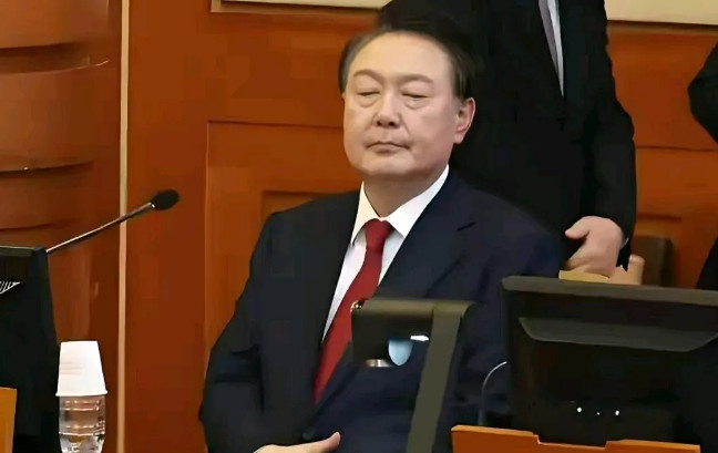 尹锡悦世纪审判引爆韩国！当庭咆哮“政治迫害”，死刑或有悬念？韩国对尹锡悦进行