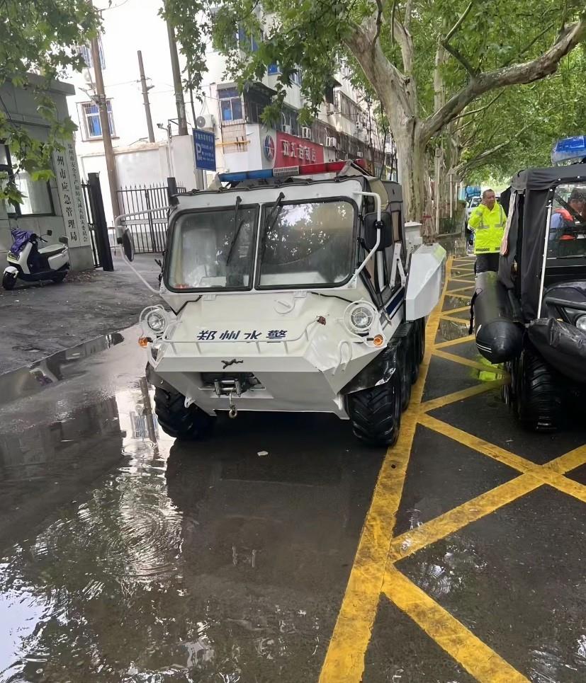 一场大暴雨，让我知道了郑州居然还有水警，第一次见这种车出动～