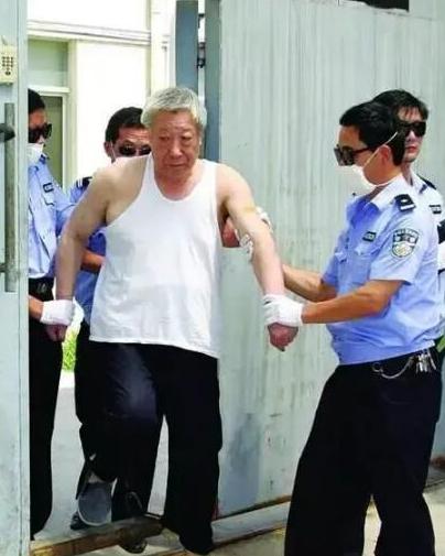 2009年，吴天喜被带出看守所，马上要被送到刑场执行死刑。因为脚上戴着沉重的脚镣
