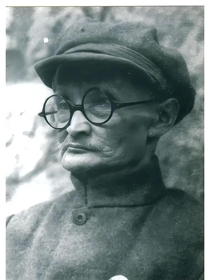 延安时期，毛主席因风湿性关节炎发作，胳膊疼痛难举，多方西医治疗后都没有起色。这时