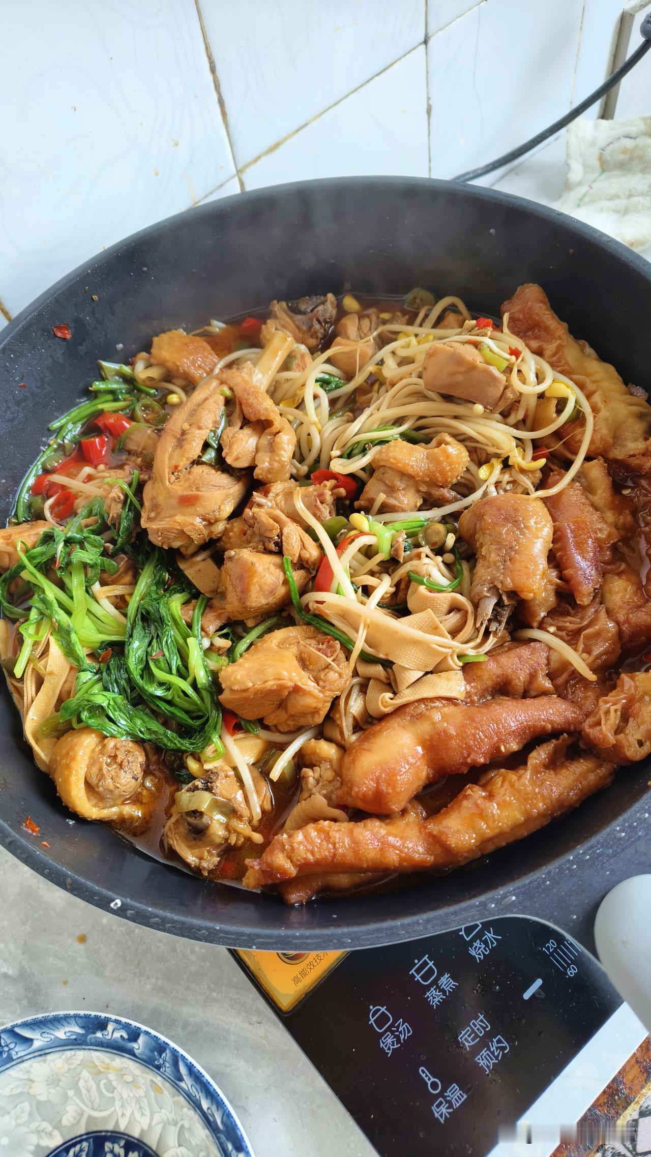 晚餐，勉强算鸡肉火锅吧。现在做饭越来越喜欢一锅出了，好吃还省事。