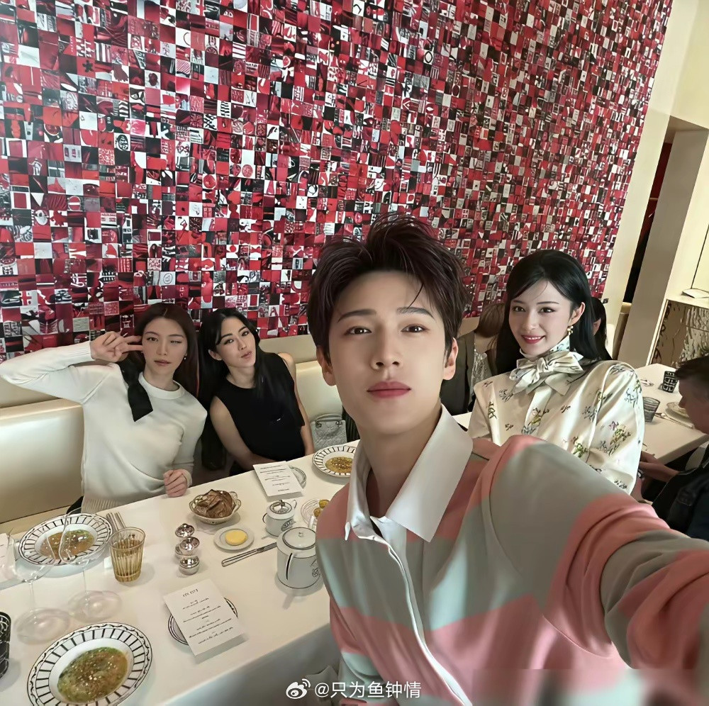 别随便“碰瓷”前辈，容易翻车。圈里人都知道，早期王楚然的通稿，最爱干一件事：碰