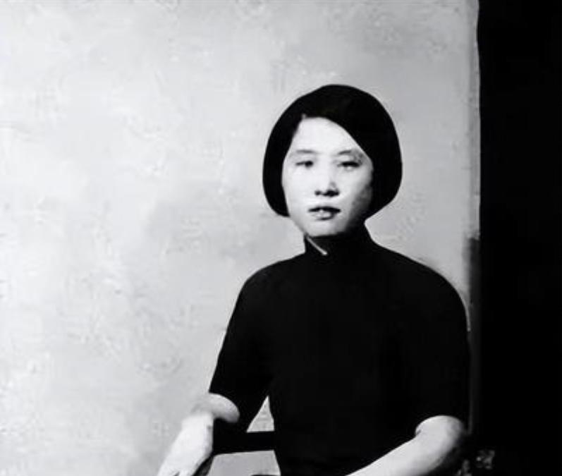 1950年，周总理在一次晚宴上注意到了一位女子。随后，他端起酒杯径直走到这个女子