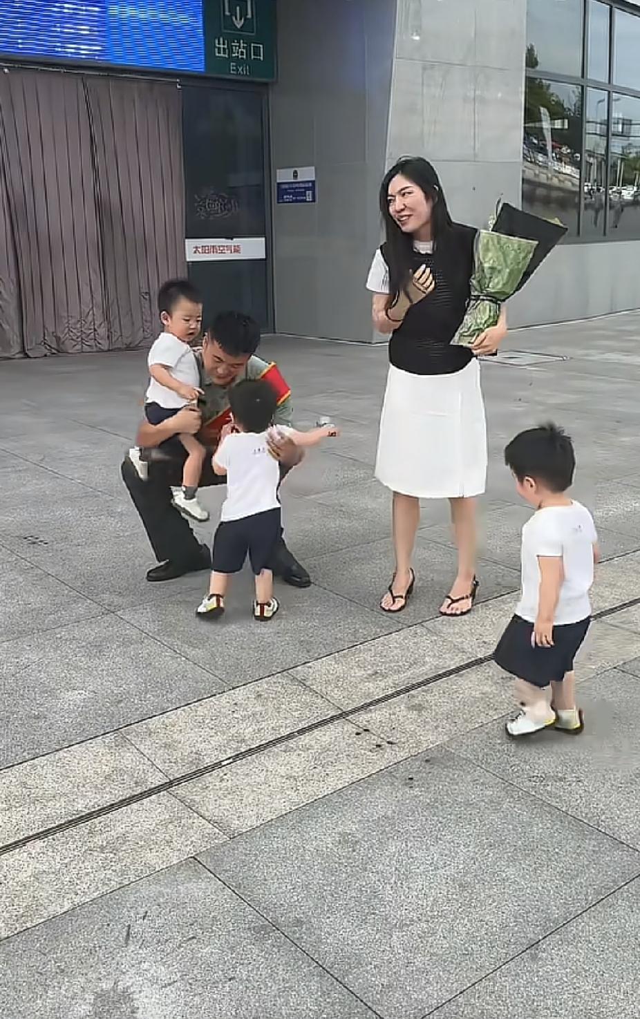 一名退役军人，刚走出火车站出站口，看到3个跑过来的小孩时，瞬间就绷不住破防了。