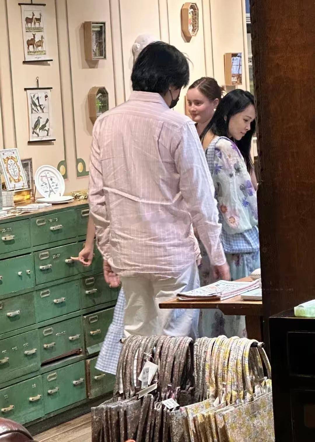 伊能静带女儿巴黎逛街，母女都穿花裙子，秦昊酷爱粉色穿着显邋遢​​​