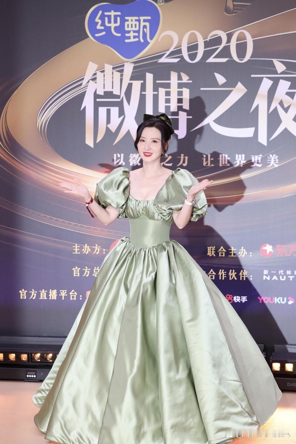 据说…为了穿这条裙子，她的肋骨差点被勒断了。​​​