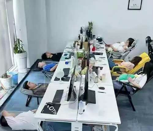 午睡是为了下午工作精神更好。