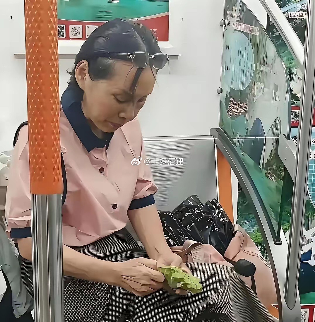 地铁上那么多人，她是怎么做到不脸红的？